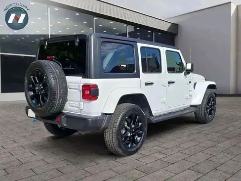 Used 2022 Jeep Wrangler Unlimited Sahara w/ Cold Weather Group image 5