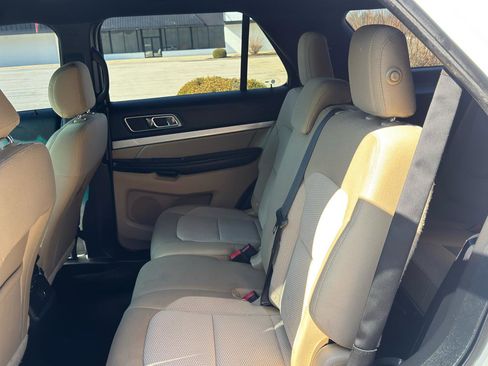Used 2016 Ford Explorer XLT image 45