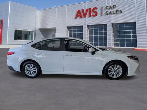 Used 2025 Toyota Camry LE image 5