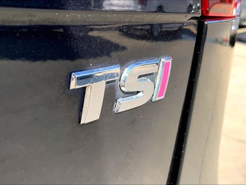 Used 2018 Volkswagen Tiguan S image 9