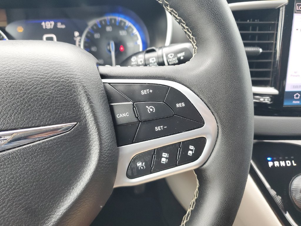 Used 2024 Chrysler Pacifica Touring-L FWD image 20