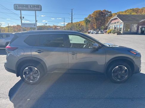 Used 2024 Nissan Rogue SV w/ SV Premium Package image 2