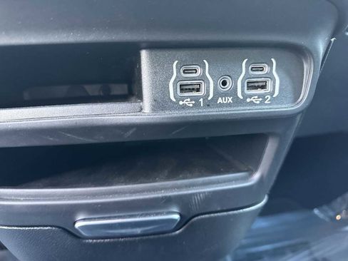 Used 2025 Chrysler Pacifica Select FWD image 29