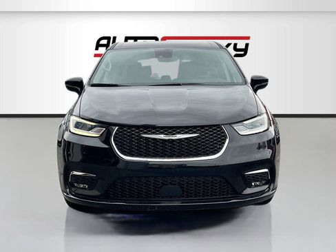 Used 2024 Chrysler Pacifica Touring-L image 2