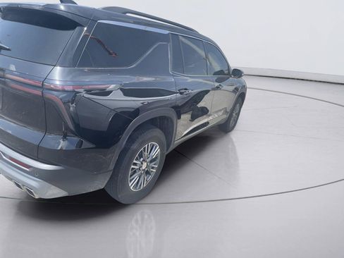 Used 2025 Chevrolet Traverse LT FWD image 3