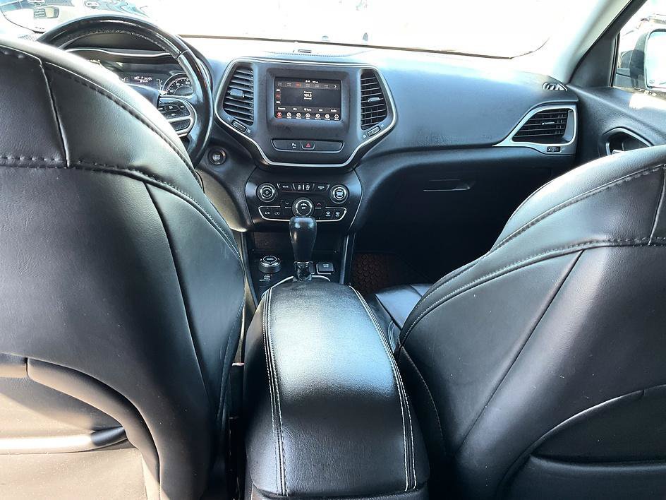 Used 2020 Jeep Cherokee Latitude Plus w/ Cold Weather Group AWD/4WD image 4