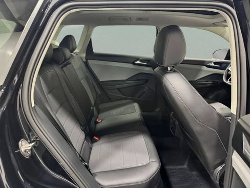 Used 2022 Volkswagen Taos SE w/ Panoramic Sunroof Package FWD image 29