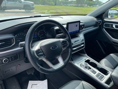 Used 2023 Ford Explorer XLT w/ Equipment Group 202A RWD image 30