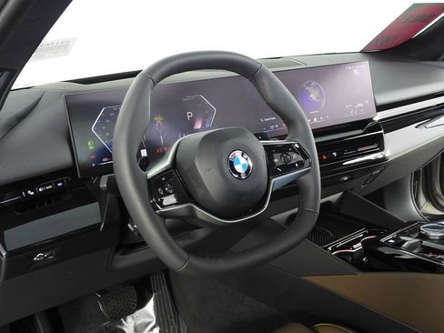Used 2026 BMW 530i w/ Premium Package RWD image 31