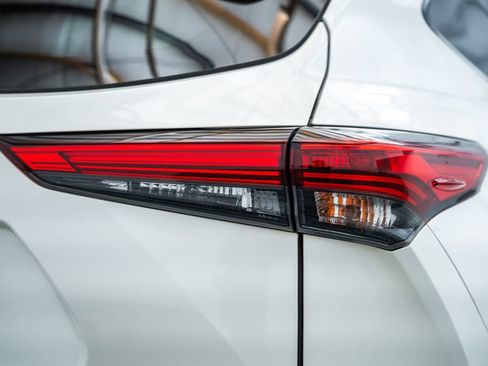 Used 2021 Toyota Highlander Limited AWD/4WD image 9