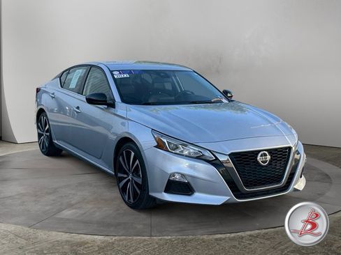 Used 2022 Nissan Altima 2.5 SR FWD image 1