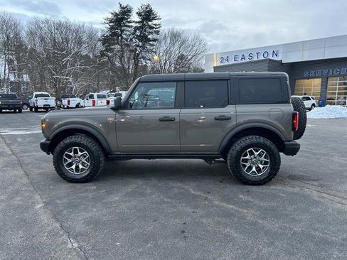 Used 2025 Ford Bronco Badlands image 8
