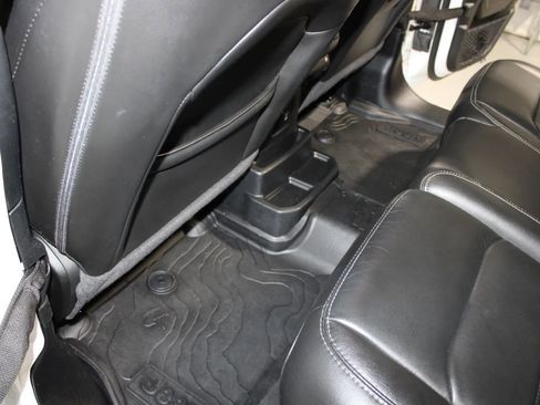 Used 2021 Jeep Wrangler Unlimited Sahara AWD/4WD image 17