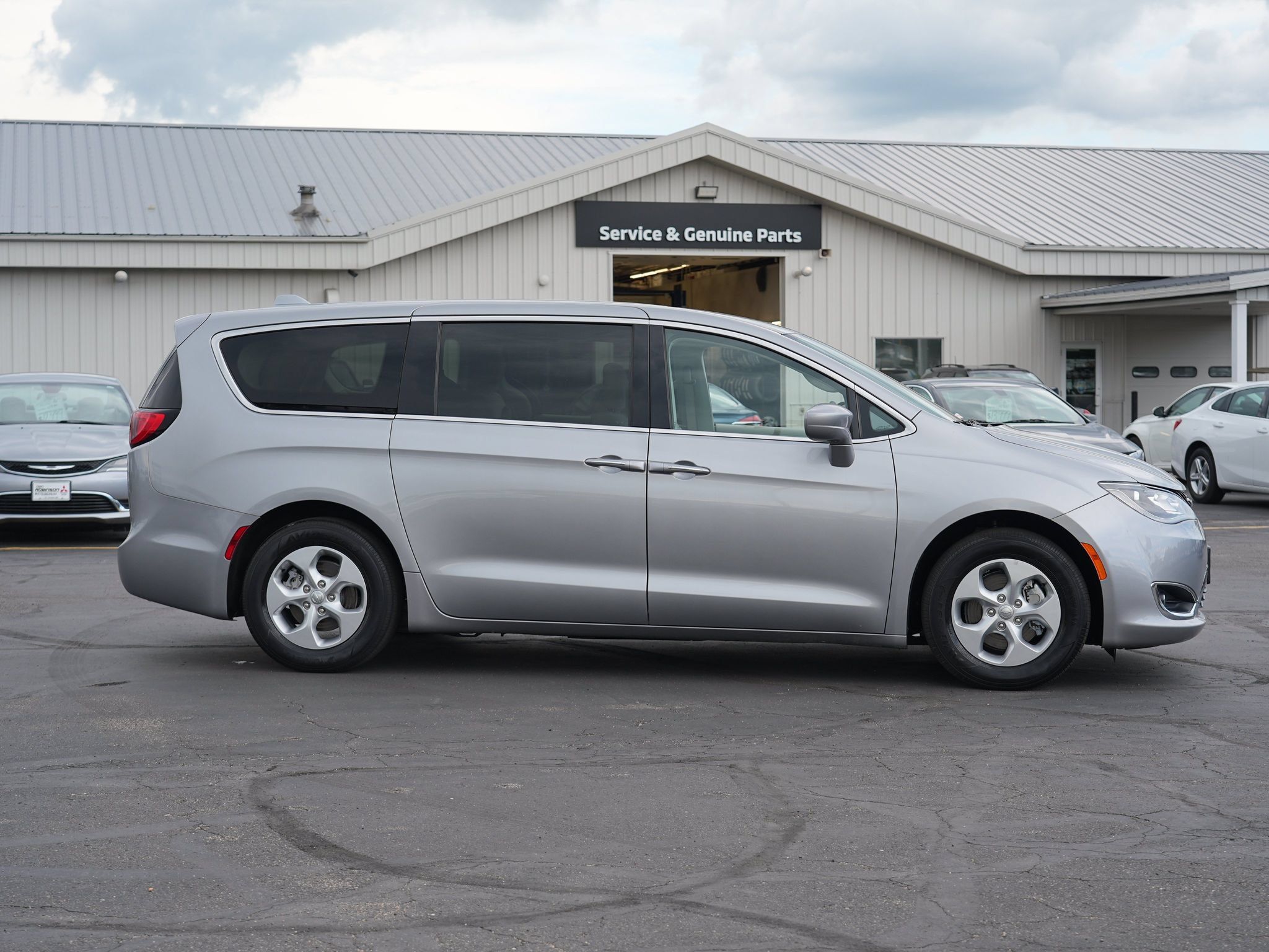 Used 2017 Chrysler Pacifica Touring Plus FWD image 2