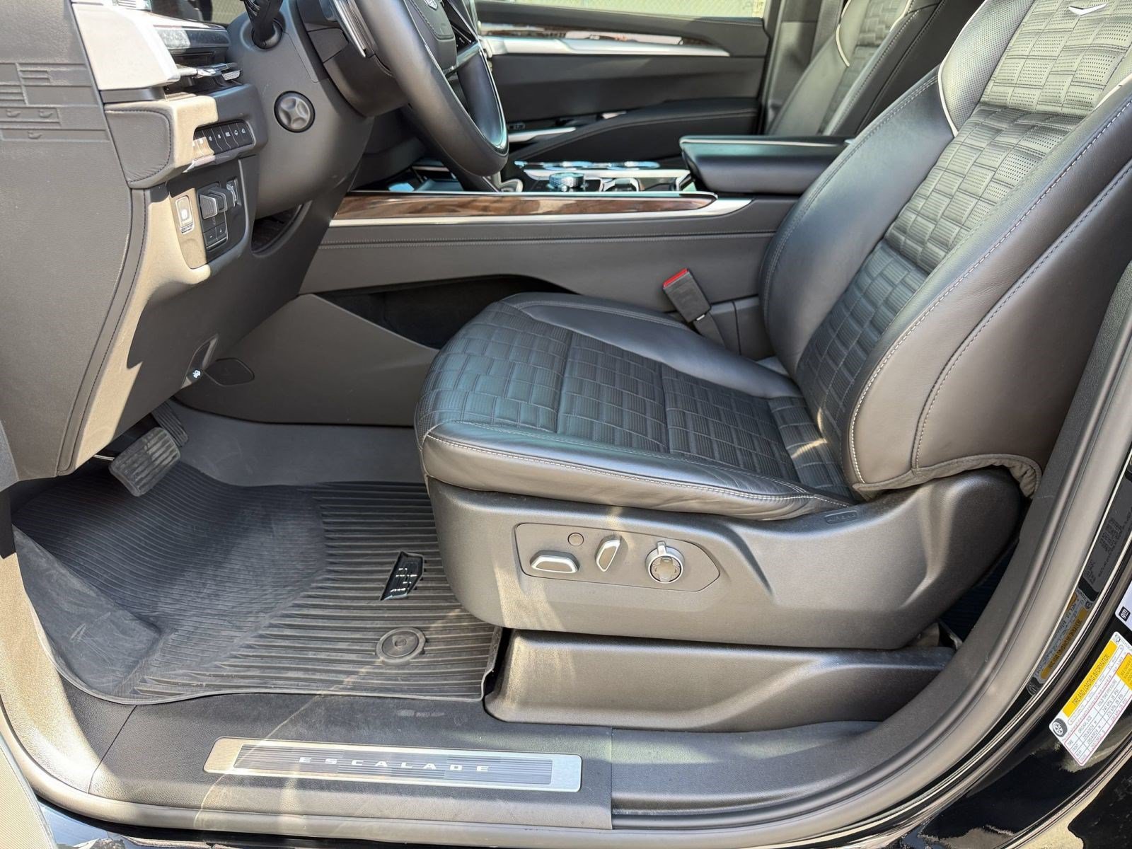 Certified 2026 Cadillac Escalade Platinum Sport w/ LPO, ONYX Package AWD/4WD image 4
