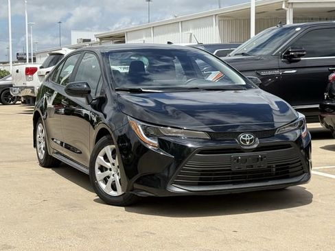 Used 2025 Toyota Corolla LE FWD image 2