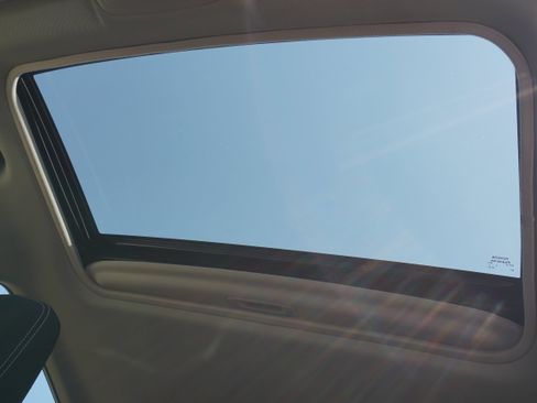 Used 2018 Toyota RAV4 XLE FWD image 17
