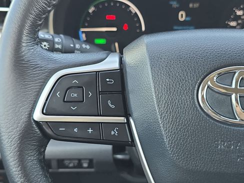 Used 2024 Toyota Sienna XLE FWD image 28
