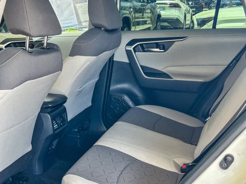 Used 2021 Toyota RAV4 XLE w/ Carpet Mat Package (TMS) FWD image 18