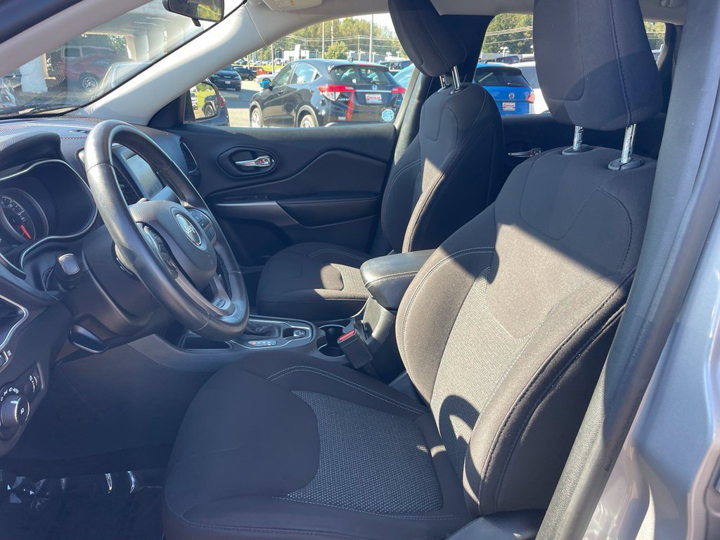 Used 2019 Jeep Cherokee Latitude w/ Cold Weather Group FWD image 2