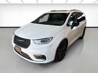 Used 2025 Chrysler Pacifica Limited FWD video 1