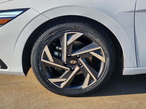 Used 2024 Hyundai Elantra SEL FWD image 15