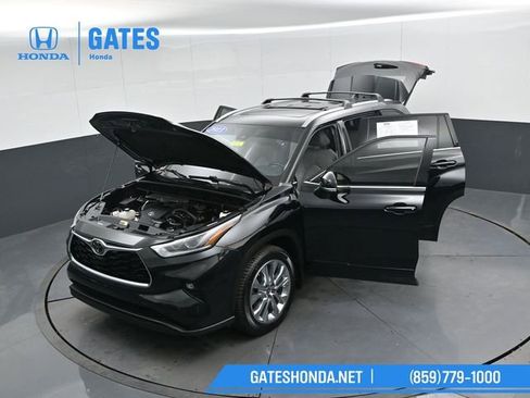 Used 2023 Toyota Highlander Limited image 25