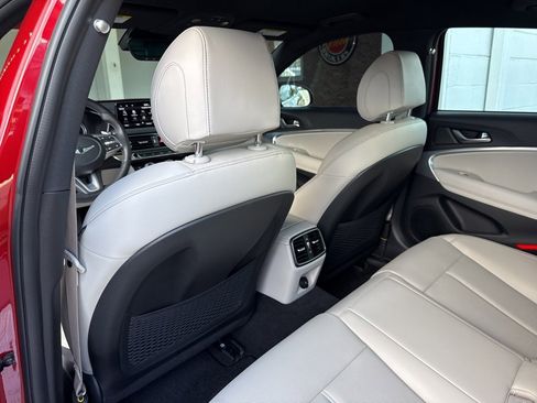 Used 2022 Genesis G70 2.0T image 8