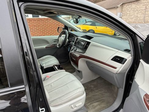 Used 2014 Toyota Sienna XLE image 21