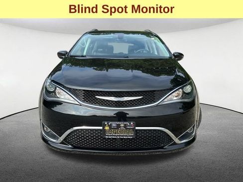 Used 2017 Chrysler Pacifica Touring-L FWD image 4
