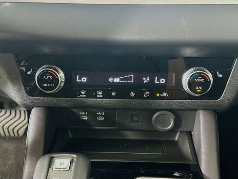 Used 2025 Mitsubishi Outlander SE image 24