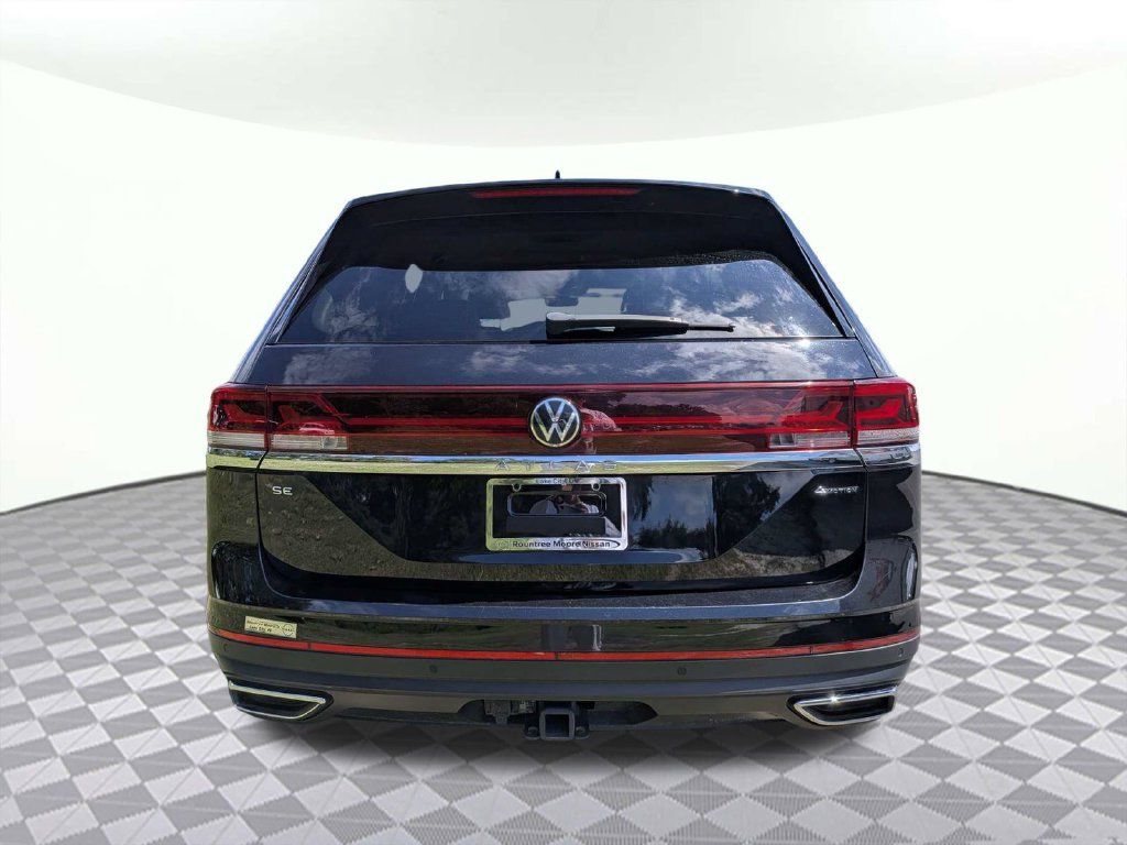 Used 2024 Volkswagen Atlas SE AWD/4WD image 4