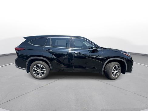 Used 2021 Toyota Highlander XLE AWD/4WD image 6