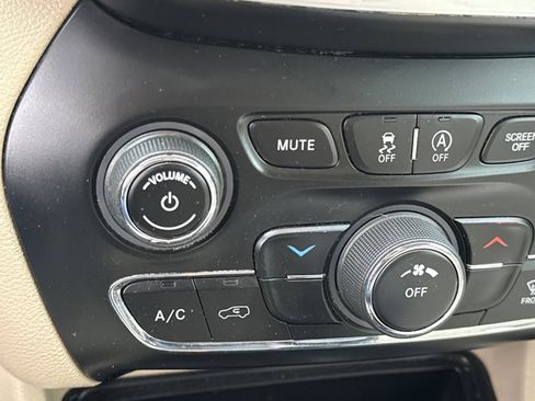 Used 2020 Jeep Cherokee Latitude image 25