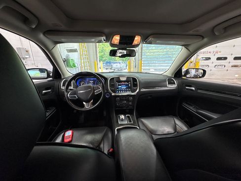 Used 2019 Chrysler 300 Limited AWD/4WD image 9