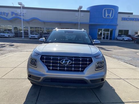 Used 2025 Hyundai Venue SEL FWD image 3