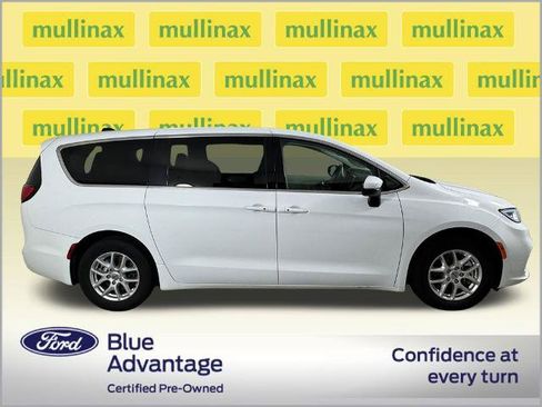 Used 2023 Chrysler Pacifica Touring-L FWD image 2