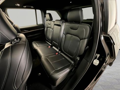 Used 2025 Jeep Grand Cherokee Limited AWD/4WD image 22