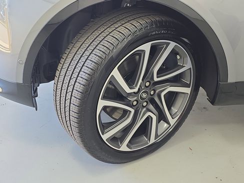 Used 2025 Land Rover Discovery Dynamic SE image 32