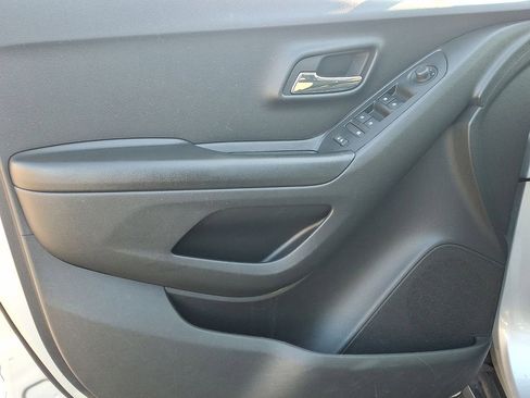 Certified 2022 Chevrolet Trax LT w/ LT Convenience Package image 10