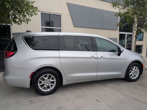 Used 2022 Chrysler Voyager LX FWD image 6