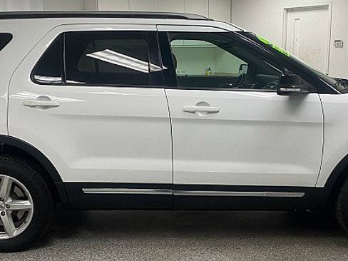 Used 2017 Ford Explorer XLT w/ Equipment Group 201A image 4