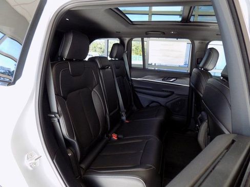 New 2025 Jeep Grand Cherokee Limited w/ Luxury Tech Group II RWD image 23
