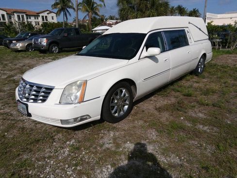 Used 2011 Cadillac DTS Limousine image 3