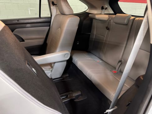 Used 2021 Toyota Highlander XLE FWD image 27