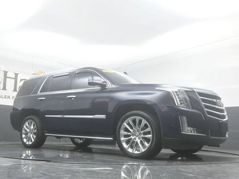 Used 2020 Cadillac Escalade Luxury AWD/4WD image 2