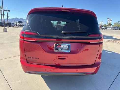 New 2026 Chrysler Pacifica Select image 4