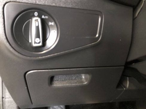 Used 2021 Volkswagen Tiguan SE w/ Panoramic Sunroof Package image 11