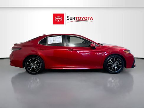 Used 2021 Toyota Camry SE image 2