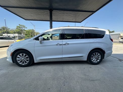 Used 2017 Chrysler Pacifica Touring-L FWD image 5